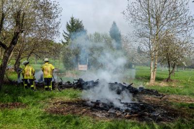 Nuertingen: Lagerfeuer geraet ausser Kontrolle - Feuerwehr muss Eingreifen
